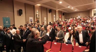 Mahir Ünal İstiklal’de Gençlerle Buluştu..