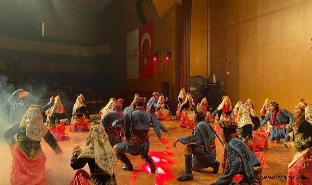 Öğretmenlerin Zeybek Gösterisi ayakta Alkışlandı..