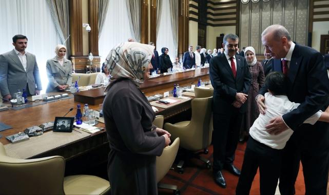 Cumhurbaşkanı Erdoğan, Ayser Çalık Ortaokulu Şehitlerinin Aileleriyle Bir Araya Geldi..