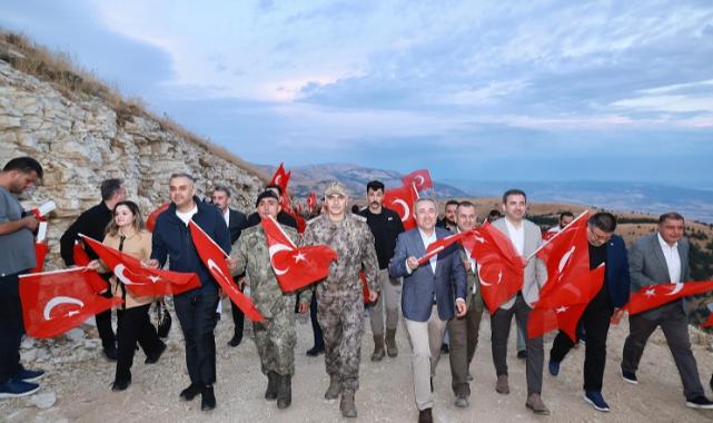 Dünyanın en büyük Türk bayrağında anlamlı 30 Ağustos Bayrağa Saygı Yürüyüşü..