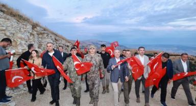 Dünyanın en büyük Türk bayrağında anlamlı 30 Ağustos Bayrağa Saygı Yürüyüşü..