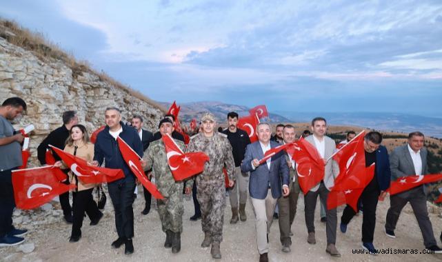 Dünyanın en büyük Türk bayrağında anlamlı 30 Ağustos Bayrağa Saygı Yürüyüşü..