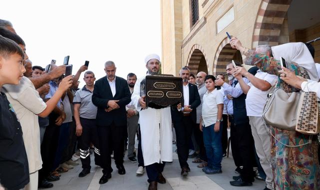 Kâbe Örtüleri ve Mukaddes Emanetler Onikişubat’ta ziyarete açıldı..