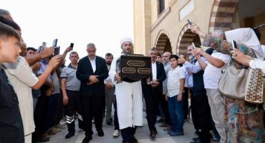 Kâbe Örtüleri ve Mukaddes Emanetler Onikişubat’ta ziyarete açıldı..