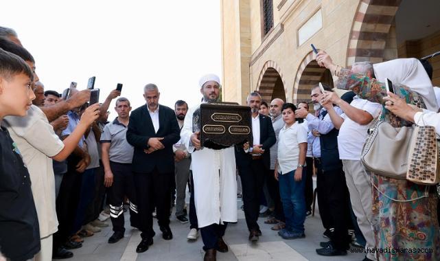 Kâbe Örtüleri ve Mukaddes Emanetler Onikişubat’ta ziyarete açıldı..