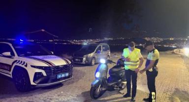 Kahramanmaraş’ta Jandarmadan Motosiklet Sürücülerine Reflektif Yelek Desteği