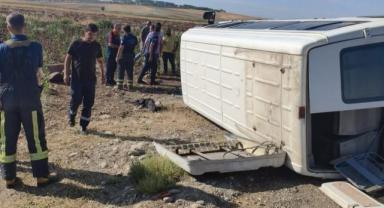 Tarım işçilerini taşıyan minibüs devrildi: 12 yaralı