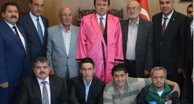 BAŞKAN’A KAFTAN GİYDİRDİLER..