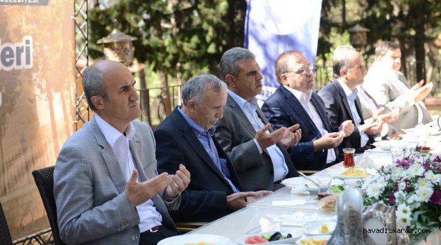ELLER ŞEHİTLERİMİZ İÇİN SEMAYA AÇILDI…