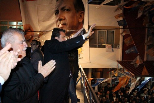 KARACAOĞLAN’DA AK PARTİ COŞKUSU...