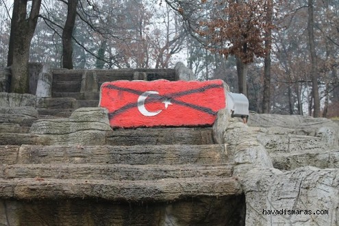 KOSOVA’DA TÜRK BAYRAĞINA ÇİRKİN SALDIRI