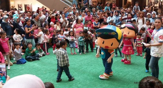 PEPEE SANKO PARK’TA ÇOCUKLARLA BULUŞTU..