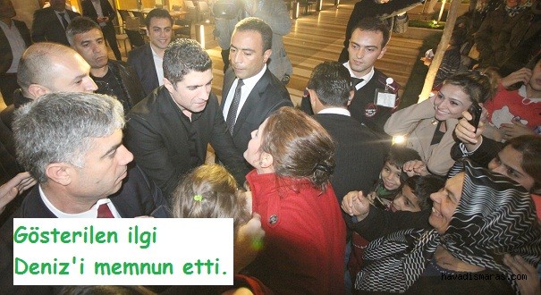 ÖZCAN DENİZ PİAZZA'YI SALLADI..