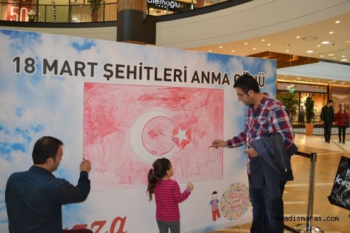 PİAZZA'DA TÜRK BAYRAĞINI RESMETTİLER..