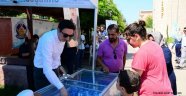 Üniversiteli gençleri dondurmayla karşıladılar..