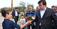 BAŞKAN ÇİÇEKLERLE KARŞILANDI..