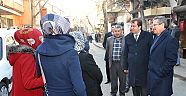 BAŞKANLAR ÇARŞI PAZAR GEZDİ, TOP İMZALADI