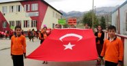 BAYRAK YÜRÜYÜŞÜ TAKDİR TOPLADI..