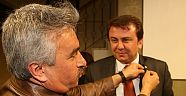 ERKOÇ, TEMA ROZETİ TAKTI..