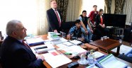 ROMANYALI ÖĞRENCİLERE DEMOKRASİ DERSİ
