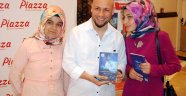 Ünlü Aşk Romanı Yazarı Kahraman Tazeoğlu, Piazza'larda Okurlarıyla Buluştu