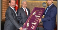 VALİ GÜVENÇER TÜRKOĞLU’NU GEZDİ..