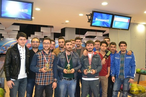 ÜNİVERSİTELİLER BOWLİNG OYNADI